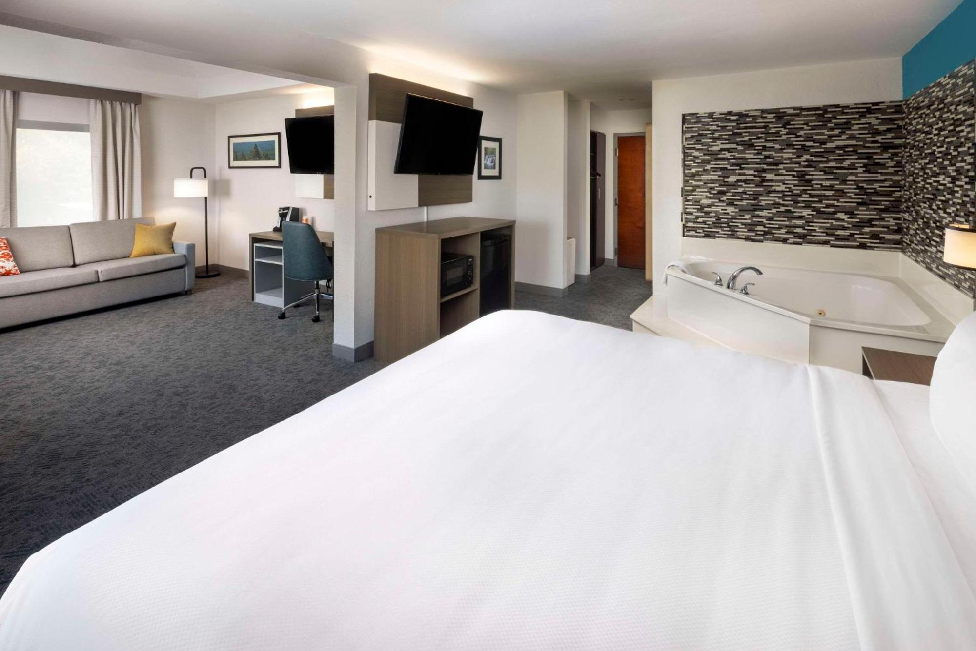 Comfort Inn & Suites Dahlonega University Area Екстер'єр фото